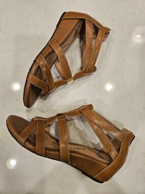 NWT Sofft Bernia Sandals - Luggage - Size 7